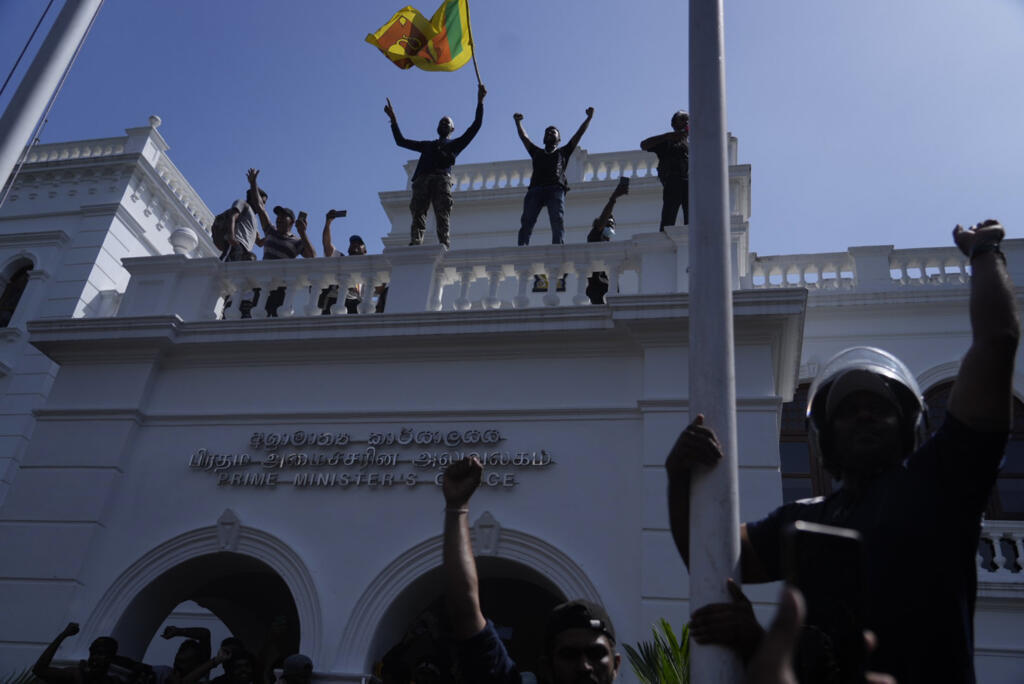 Face à crise, manifestantes invadiram o Parlamento do Sri Lanka e exigiram a demissão do governo. (13/07/2022)
