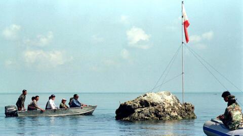 Bãi đá ngầm Scarborough, nơi tranh chấp chủ quyền giữa Philippines va Trung Quốc. Trong ảnh, các nghị sĩ Philippines ra thăm bãi đá ngầm, ảnh chụp ngày 17/05/1997.