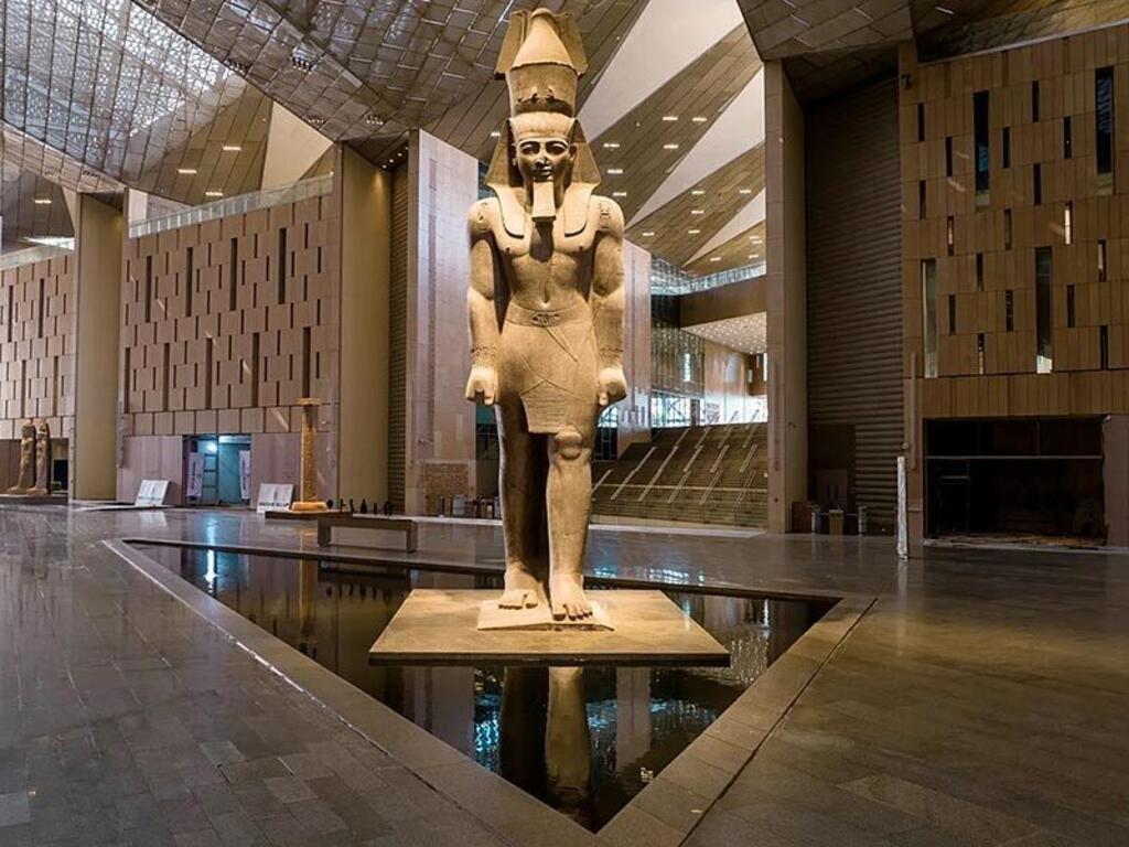 Ramsés II en el hall del museo. Un coloso de 11 metros tallado en granito.