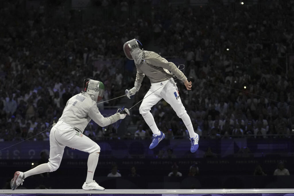 L'Iranien Ali Pakdaman, à gauche, affronte le Français Sébastien Patrice lors de la finale de bronze du sabre masculin par équipe des Jeux olympiques d'été de 2024 au Grand Palais, le mercredi 31 juillet 2024, à Paris (France).