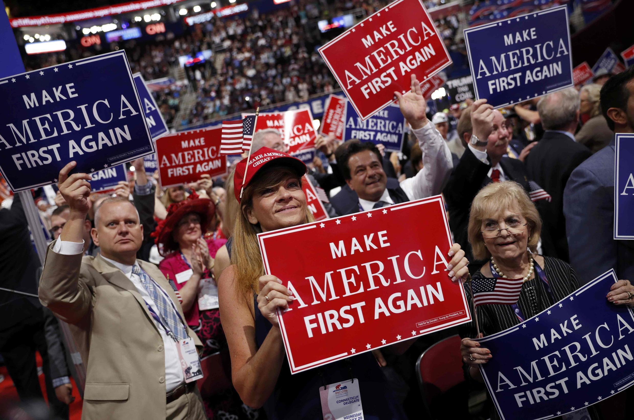 Des délégués du parti républicain agitent des pancartes lors du troisième jour de la convention républicaine de Cleveland.