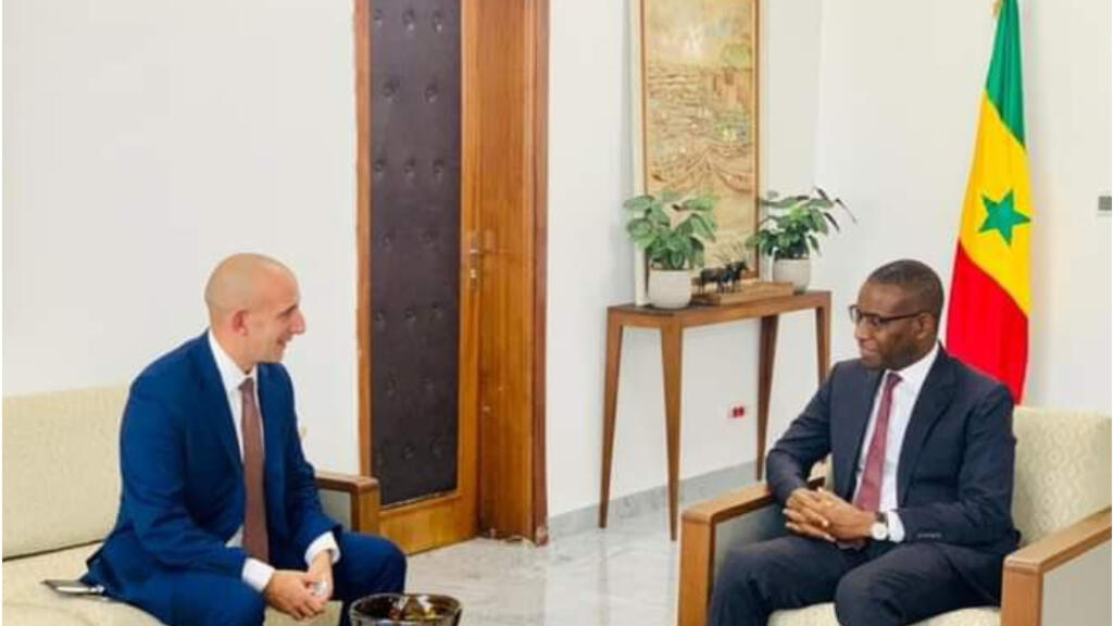 Ben Bourget, ambassadeur d'Israël au Sénégal (G) et Amadou Hott, ministre sénégalais de l'Economie, de la planification et de la coopération à Dakar au Sénégal. (Illustration).