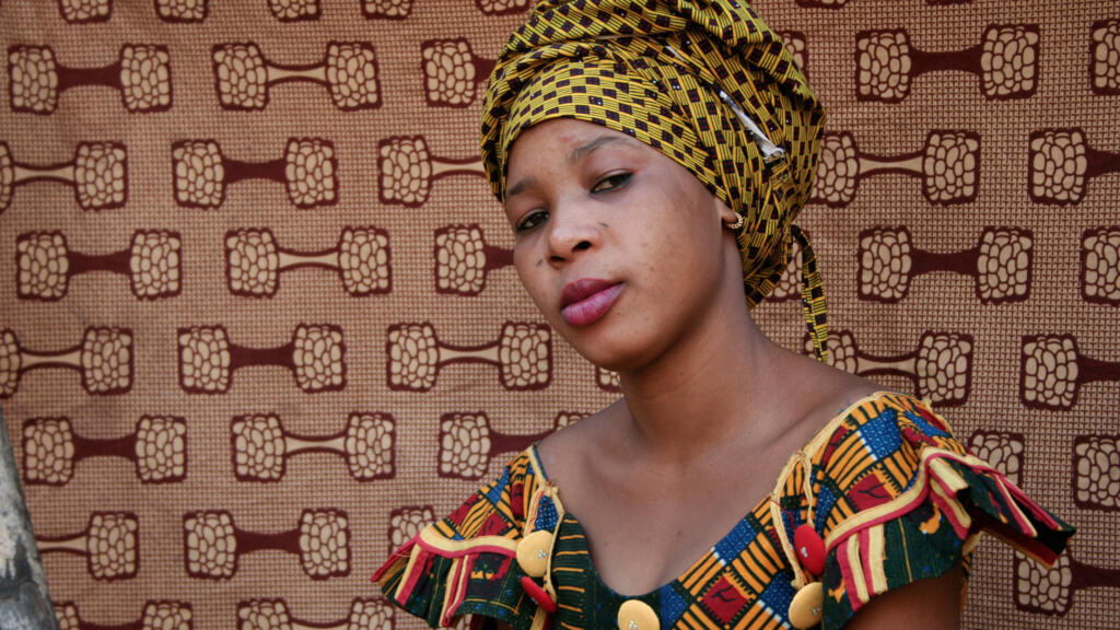 Portrait d'une fille habillée en wax, un tissu prisé dans de nombreux pays africains.