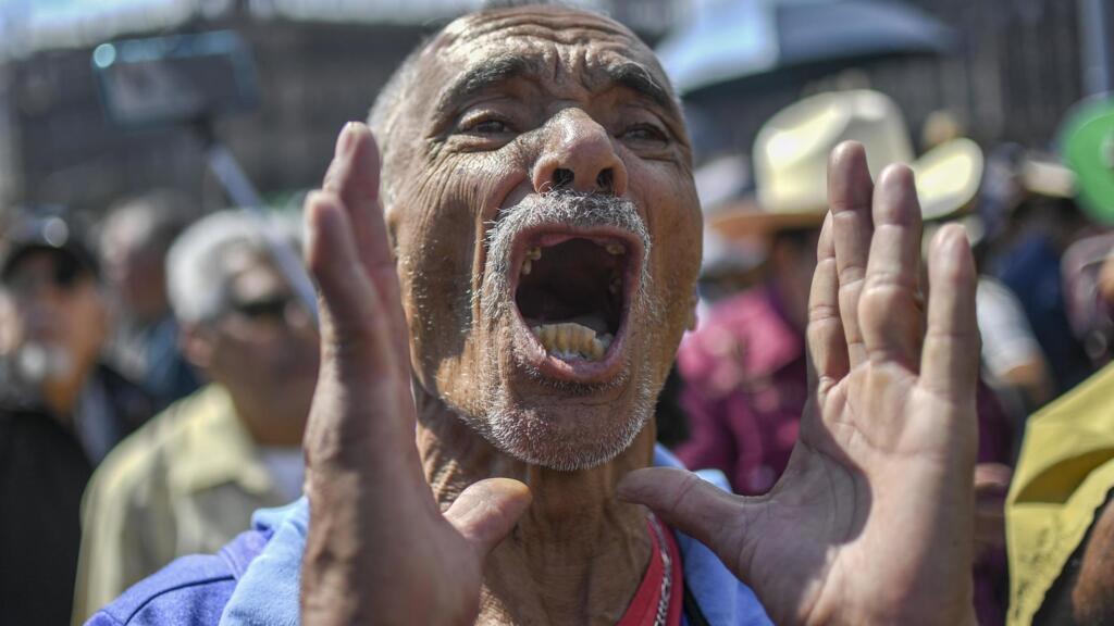 Un homme lors de la manifestation contre l'insécurité du pays, à Mexico, le 26 janvier 2020.