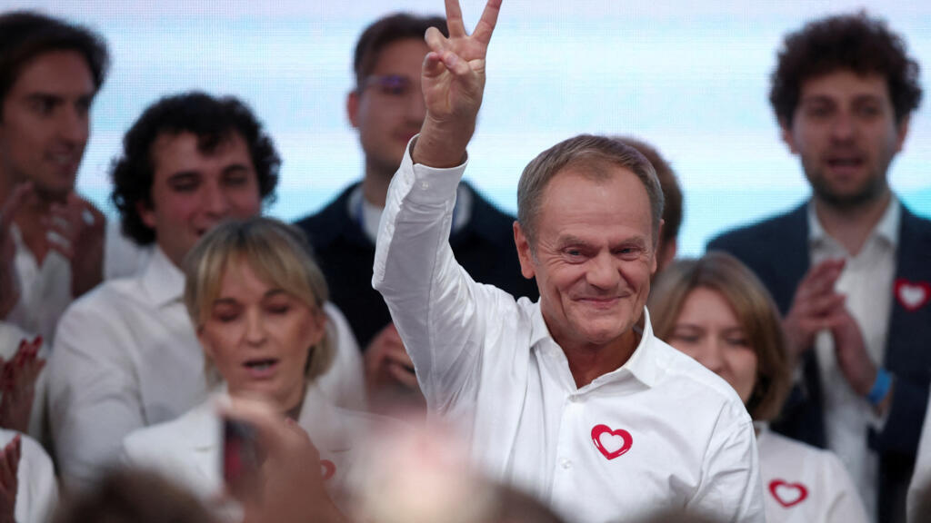 Donald Tusk, líder do partido de oposição Plataforma Cívica, comemora após o anúncio dos resultados de uma pesquisa de boca em Varsóvia, Polônia, em 15 de outubro de 2023.