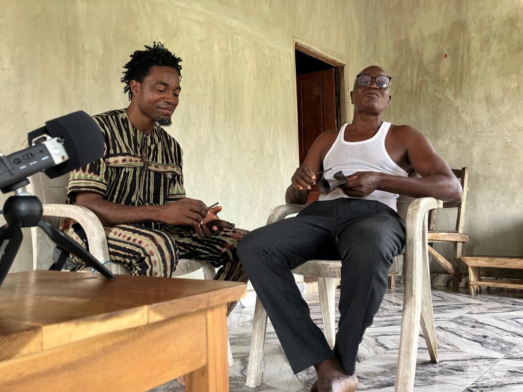 Yewhe Yeton et son père Houenou Ezeckiel en pleine séance d’enregistrement.