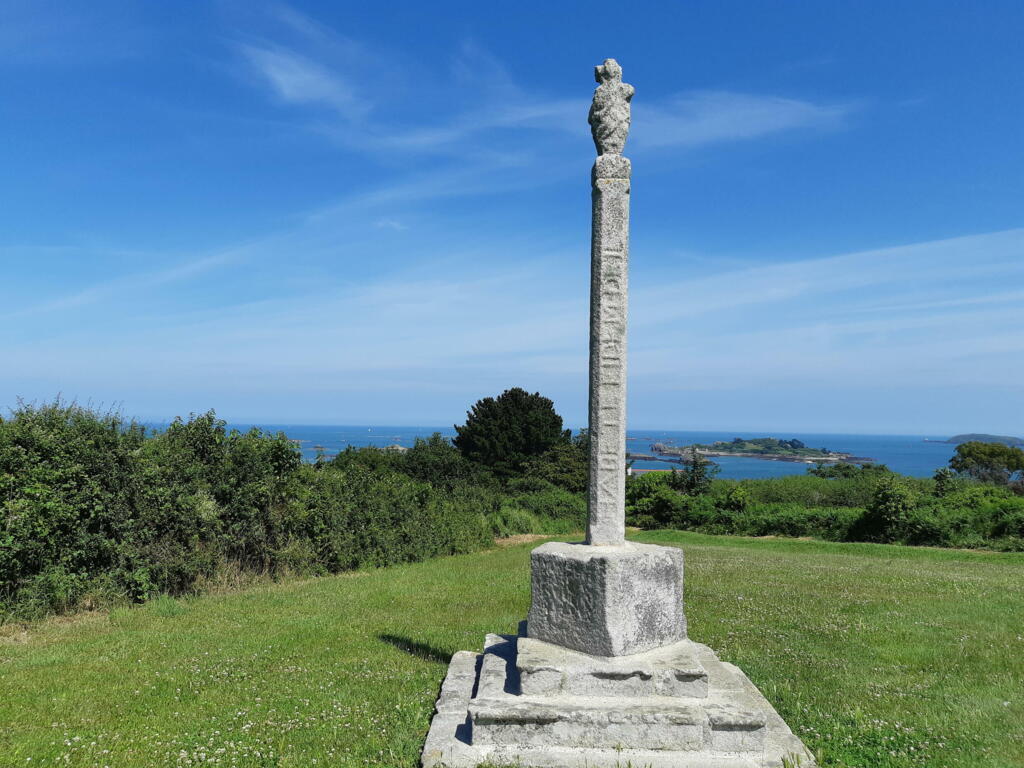 Croix des Veuves, commune de Ploubazlanec, avec au large l'île Saint-Riom.