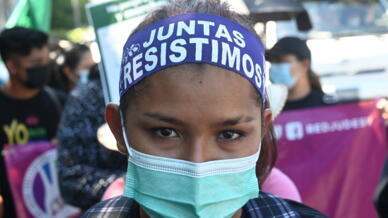 En El Salvador, donde la legislación prohíbe el aborto y establece penas de hasta ocho años de cárcel, 17 mujeres cumplen condenas, acusadas de homicidio agravado, tras haber acudido en busca de asistencia sanitaria por emergencias obstétricas