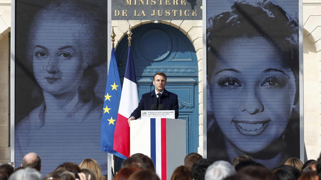 O presidente francês, Emmanuel Macron, discursou durante a cerimônia para que selou o direito ao aborto na Constituição da França, no Dia Internacional de Luta pelos Direitos da Mulher, na Place Vendôme, em Paris, 8 de março de 2024.