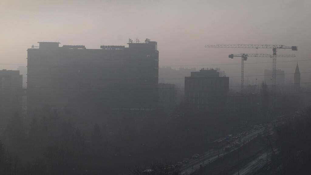 Oraș cuprins de smog (ilustrație)