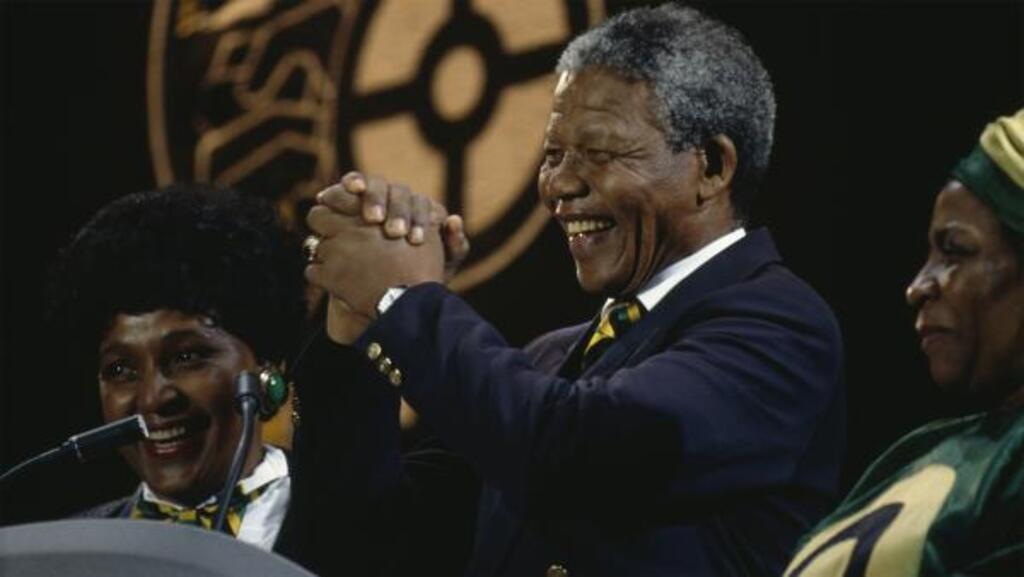Nelson Mandela et sa femme Winnie (à gauche), lors d'un concert à Wembley, le 16 avril 1990.
