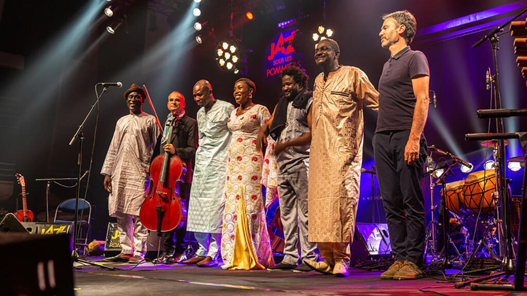 Ballaké Sissoko entouré de ses amis et musiciens, à l’issue de son concert du 28 août 2021.