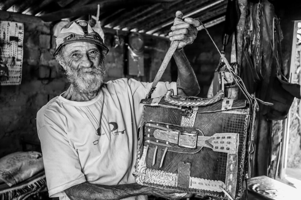 Intitulada "Seu Inácio", a obra leva o nome do fotografado, descrito por Lucas Sousa como “expressão máxima da alegoria do homem também representado no romance ‘Grande Sertão: veredas’, de João Guimarães Rosa, que, pela travessia no Cerrado Mineiro-Goiano-Baiano, tenta encontrar respostas para a vida”.