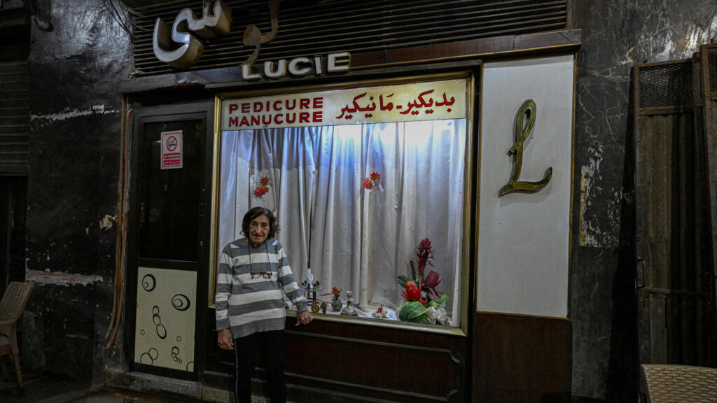 Madame Lucie devant sa boutique nichée dans une ruelle du centre-ville du Caire.