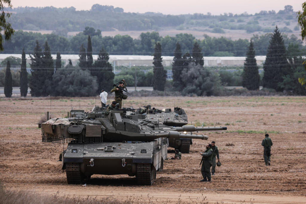 Soldados israelenses se reúnem sobre e ao redor de tanques, enquanto a violência na vizinha Faixa de Gaza aumenta após um ataque em massa de infiltrados palestinos armados, no lado israelense da fronteira de Gaza, em 9 de outubro de 2023.