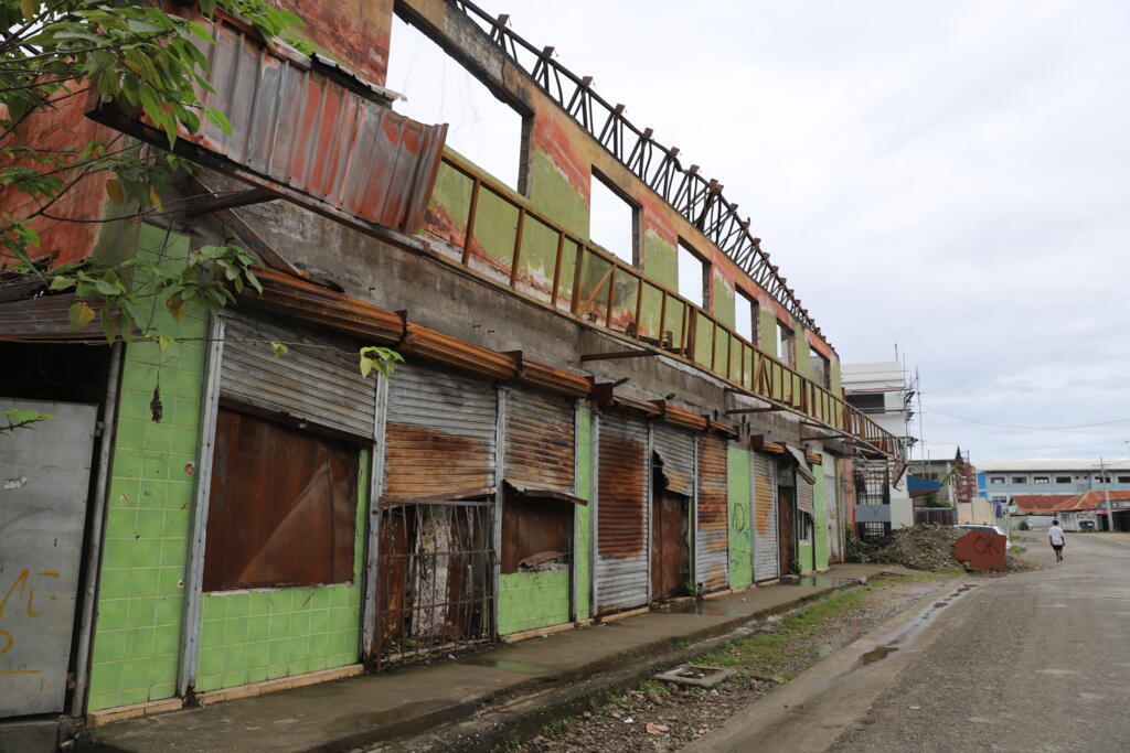 Un bâtiment en ruines dans le quartier chinois de Chinatown, un an et demi après les émeutes de novembre 2021.
