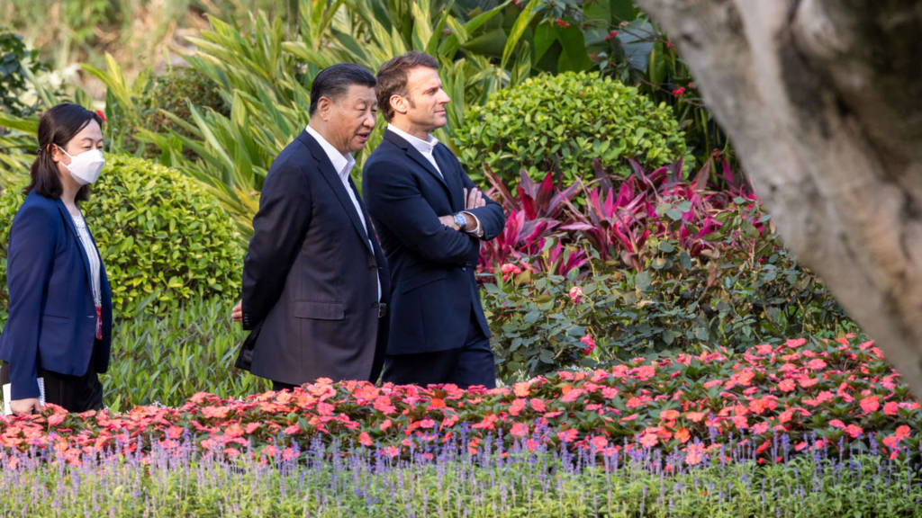 Le président français Emmanuel Macron et son homologue chinois Xi Jinping lors d'une cérémonie du thé à la résidence du gouverneur de la province de Guandong, à Canton, le 7 avril 2023.