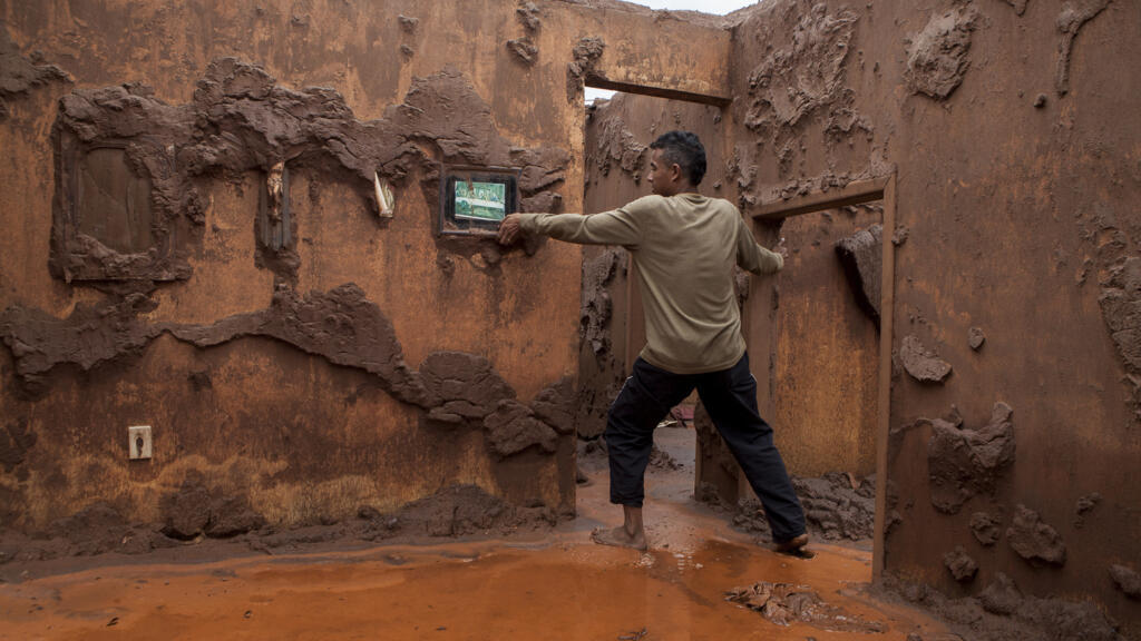 O longa-metragem “O Lugar mais seguro do mundo” conta a vida de Marlon, um jovem cuja vida foi transformada em uma das maiores tragédias socioambientais do planeta, o acidente na barragem do Fundão, em Mariana.
