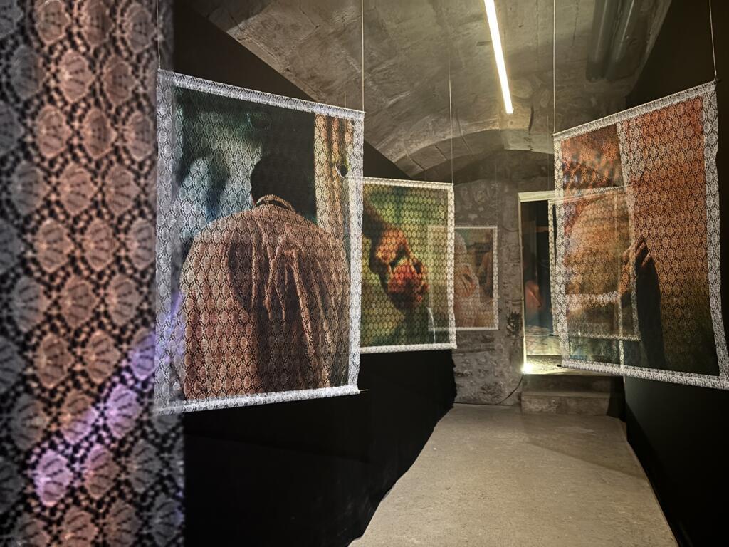 Instalação "Alumbre na Macaia", de Ian Cheibub, em Arles.