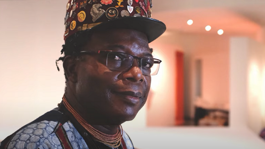 L’artiste plasticien béninois Romuald Hazoumè lors de l’exposition « Ex Africa – présences africaines dans l’art aujourd’hui » au musée du Quai Branly, en juillet 2021.