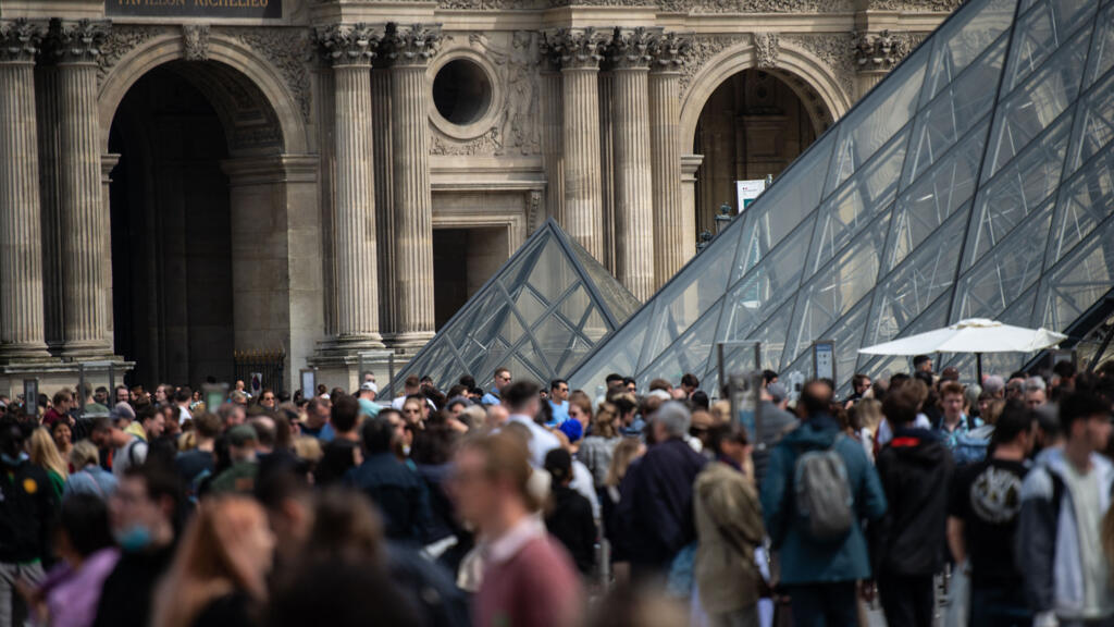 Turistas fazem fila em frente ao Museu do Louvre, em Paris, em 29 de abril de 2022.