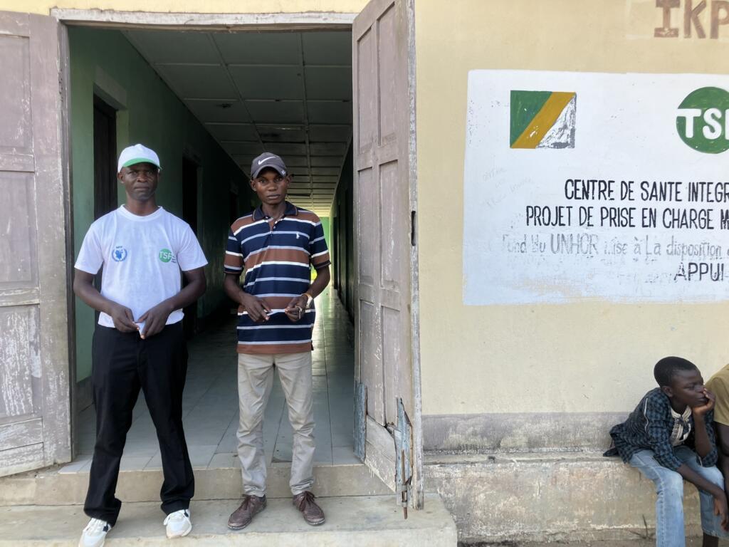 Gédéon Bouazou, infirmier bénévole et Samuel Gatho, assistant nutritionniste pour Terres sans frontières, devant le centre de santé intégré de Ikpengbele. Les moyens, médicaments et équipements ont manqué durant les inondations. Diarrhées, malnutrition…plusieurs enfants sont morts, faute de soins.