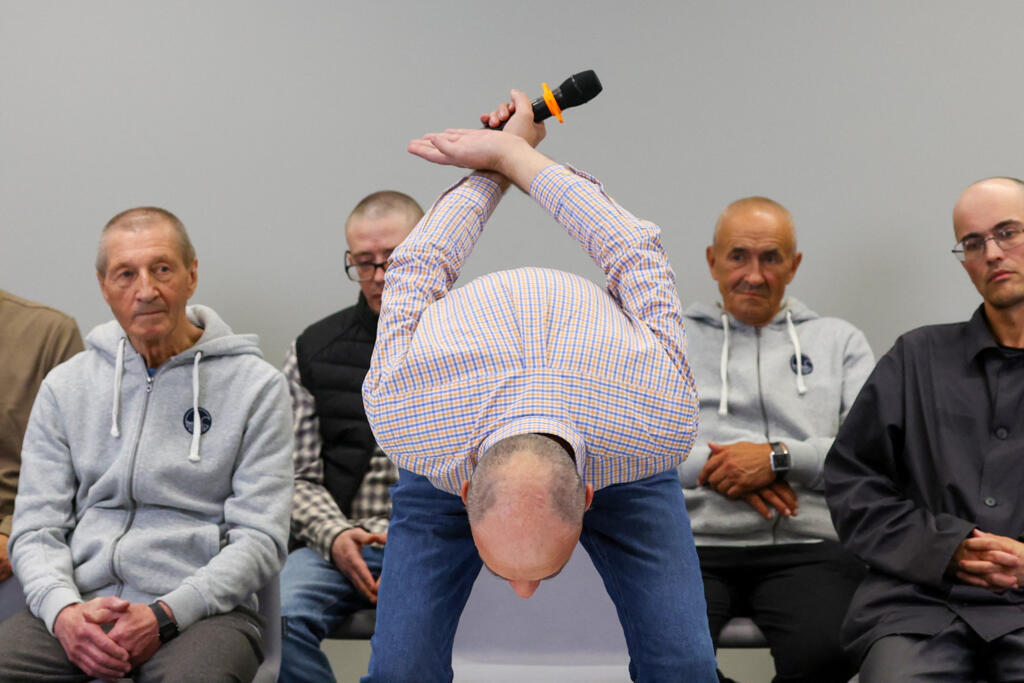 Дмитрий Кучук (с микрофоном) в момент рассказа об издевательствах в белорусской тюрьме. Депортированные из Беларуси политзаключенные. Пресс-конференция в Вильнюсе. 12 сентября 2025.