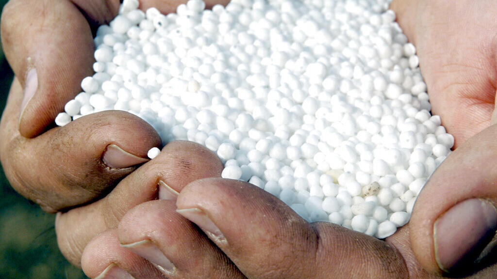 Pastilhas de ureia química, usadas para fabricação de fertilizantes.