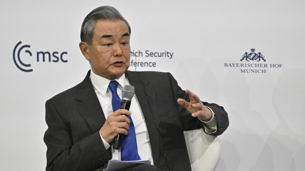 Ngoại trưởng Trung Quốc Vương Nghị phát biểu trong hội nghị tại Hội nghị An ninh Munich (MSC), Đức, ngày 14 tháng 2 năm 2025.