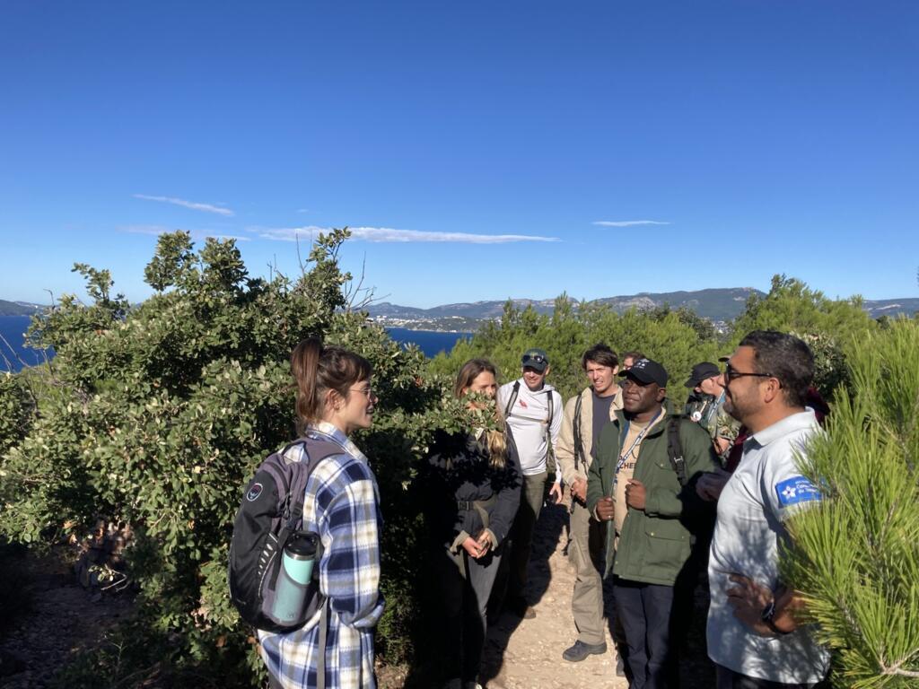 Le garde du Conservatoire du Littoral, Franck Bertrand (à droite), en compagnie des rangers internationaux en visite dans le massif de la Colle Noire (sud de la France).