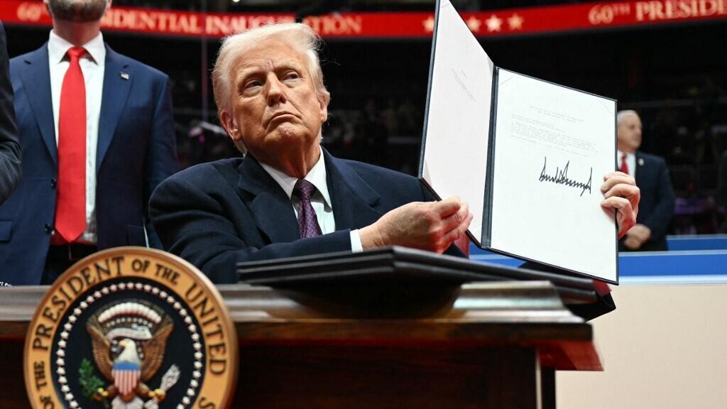 Donald Trump tient une lettre à l'ONU indiquant le retrait des Etats-Unis de l'Accord de Paris, le 20 janvier 2025.