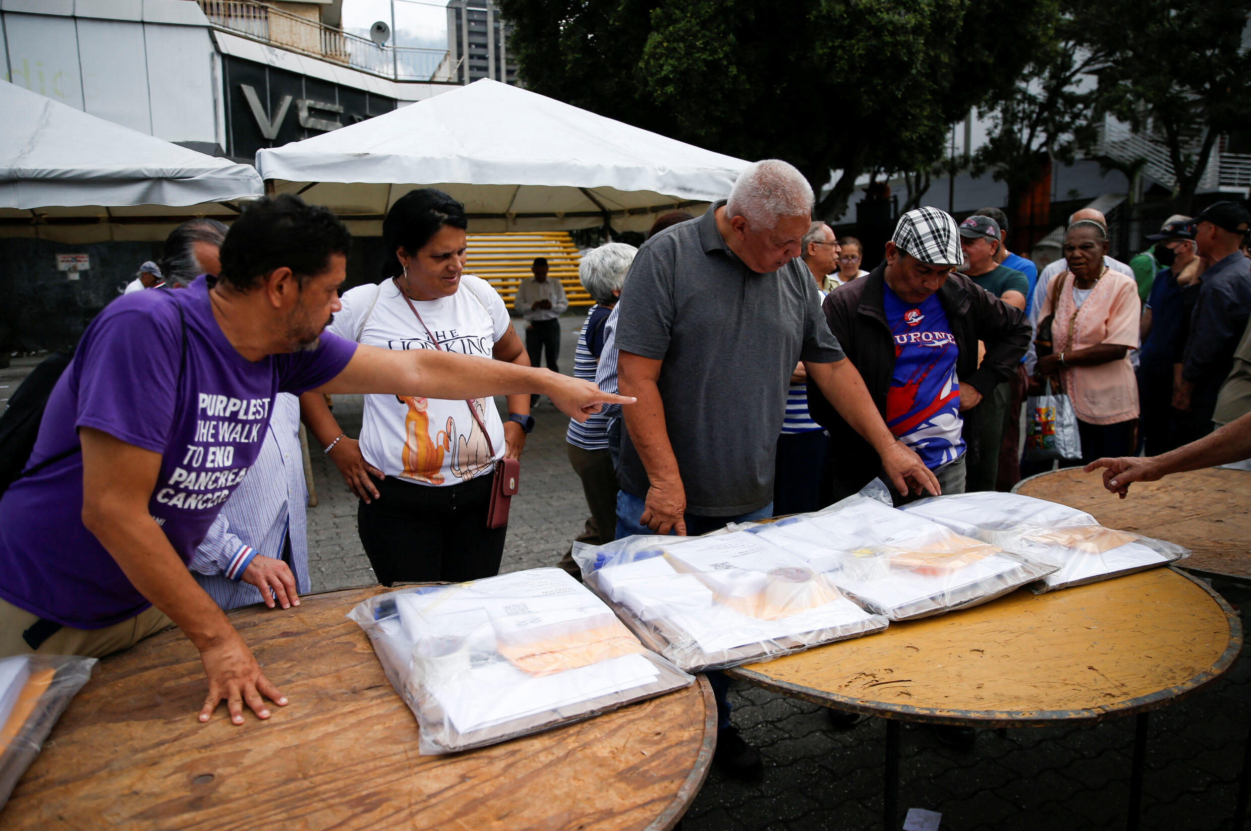Voluntarios examinando el material electoral para la Primaria Presidencial 2023 que busca elegir un candidato de la oposición de unidad para enfrentar al presidente de Venezuela, Nicolás Maduro, Caracas, 22 de octubre de 2023.