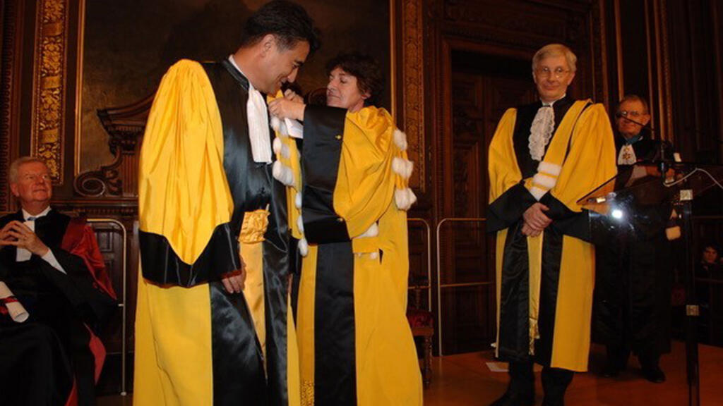 Lors d’une cérémonie à la Sorbonne en 2008, l’ancienne présidente de l’Ecole Pratique des Hautes Etudes Marie-Françoise Courel (C) remet la médaille de « docteur honoris causa » au professeur Tashpolat Tiyip (G). À (D) le pdt de l’EPHE Jean-Claude waquet.
