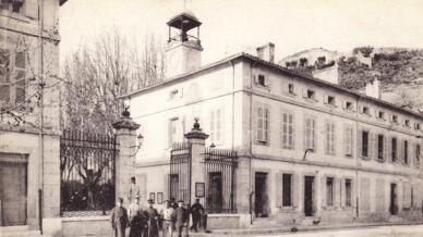 Cổng vào Nhà máy thuốc súng Saint-Chamas trong giai đoạn Thế Chiến I. Bưu thiếp trong bộ sưu tập của Jacques Lemaire, Saint-Chamas, Pháp.