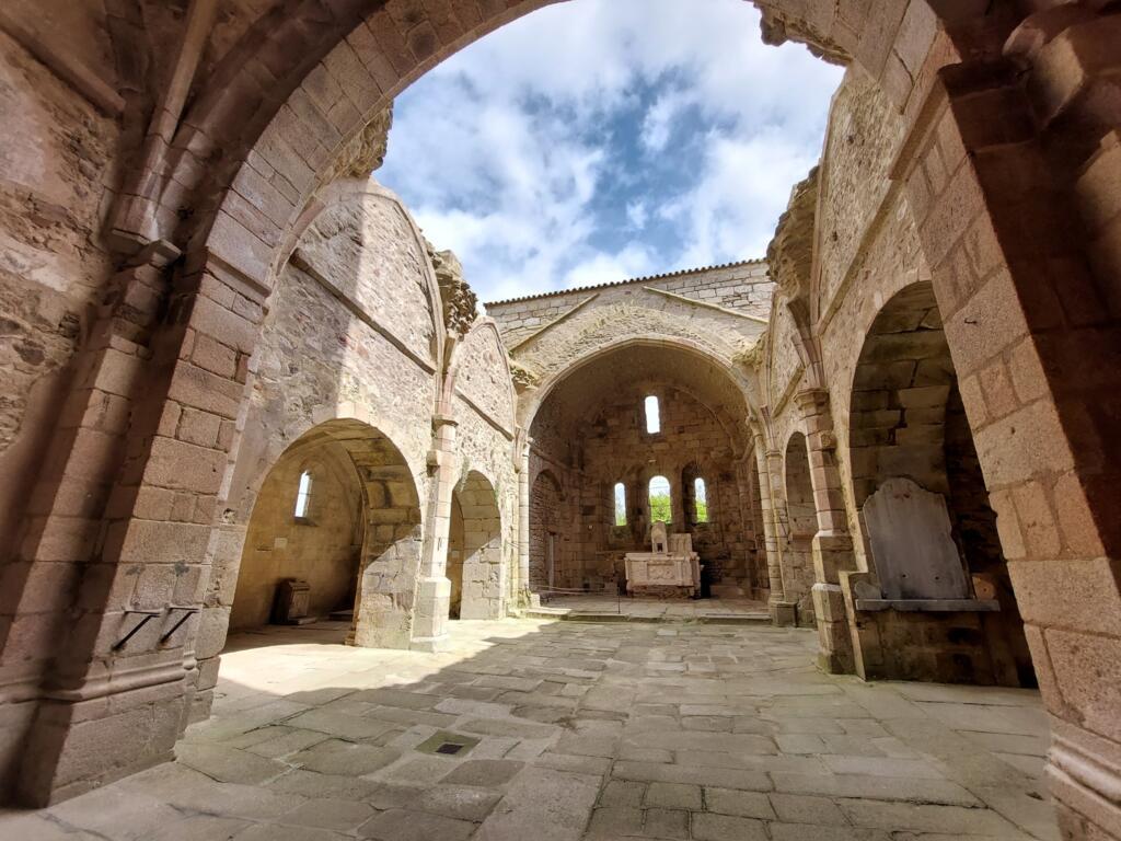 L’église, plusieurs fois restaurée, a été incendiée le jour du massacre, le 10 juin 1944.