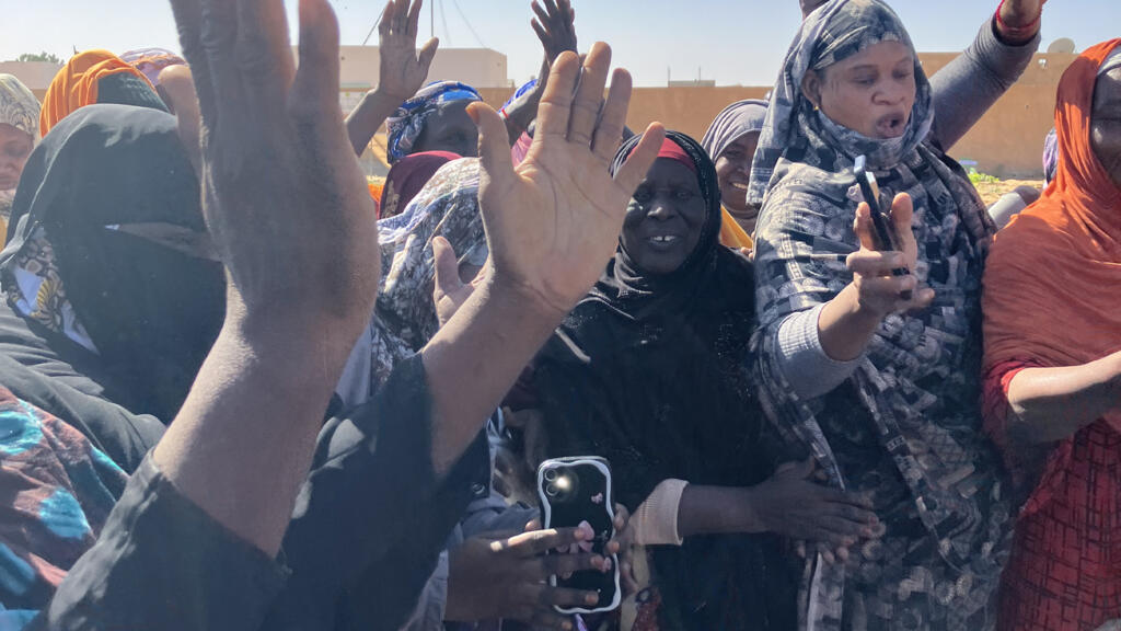 Des femmes mauritaniennes dansent.