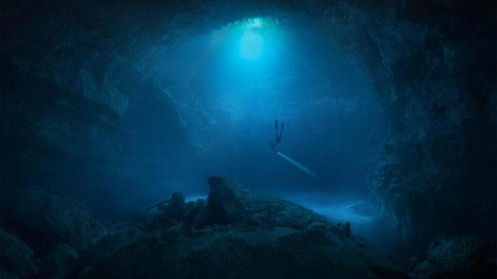 Plongée en apnée de Guillaume Néry dans les cénotes, des gouffres magnétiques situés au Mexique.