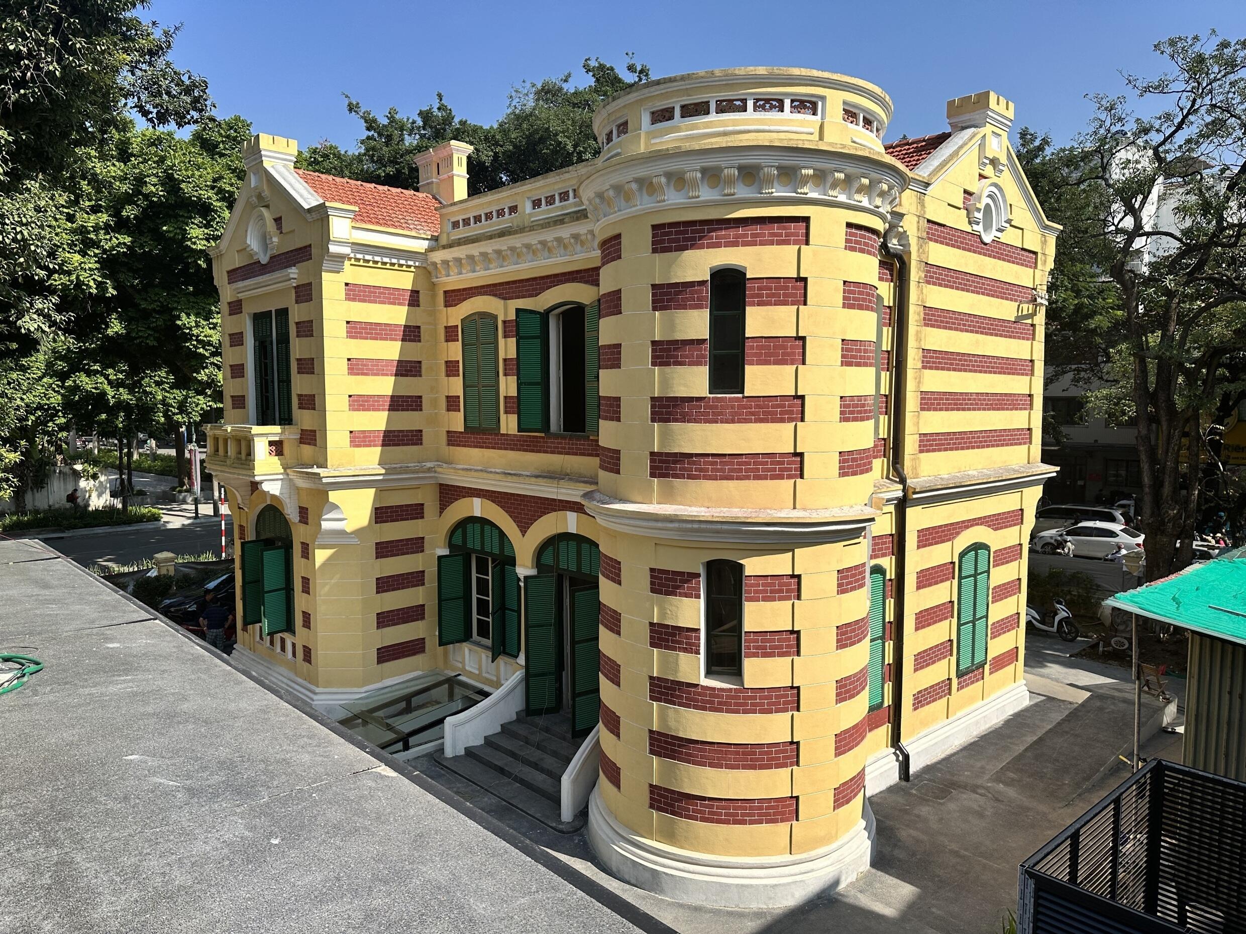 Biệt thự Pháp cổ, nhìn từ trần của ngôi nhà phụ, 49 Trần Hưng Đạo, Hà Nội, tháng 12/2023.