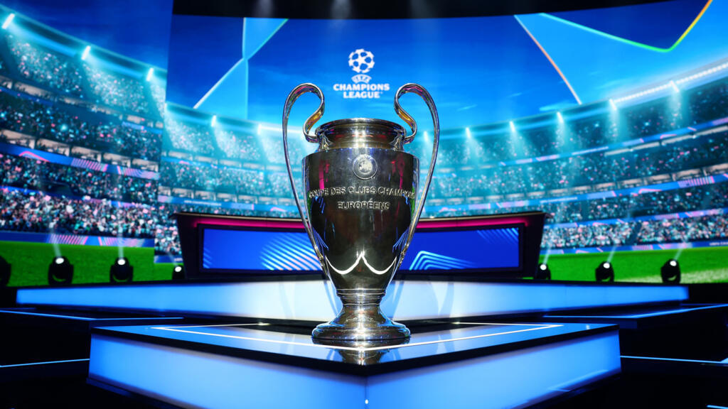 Le trophée de la Ligue des champions de l'UEFA exposé avant le tirage au sort.