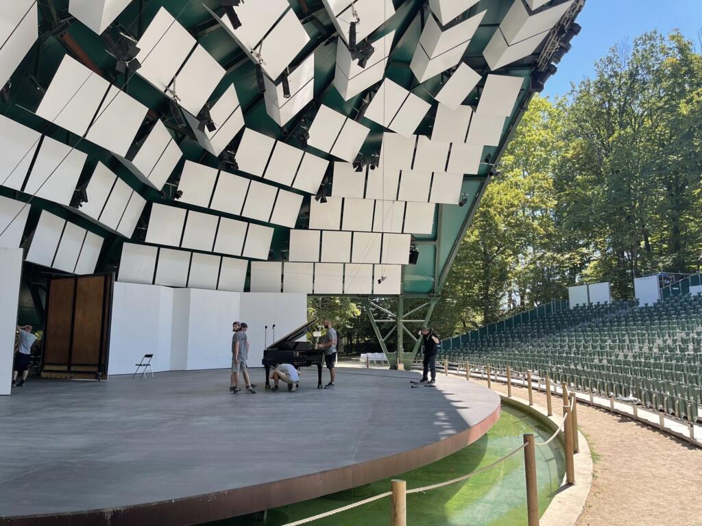 Técnicos posicionam o piano no palco principal do Festival de la Roque d'Anthéron, no sul da França, em 7 de agosto de 2022.