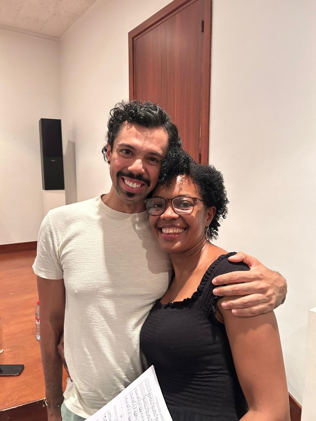 Os sopranos Bruno de Sá e Luanda Siqueira durante ensaio na Embaixada do Brasil, para o concerto "As Marias", que acontece no teatro do Châtelet, em Paris, em 6 de julho.