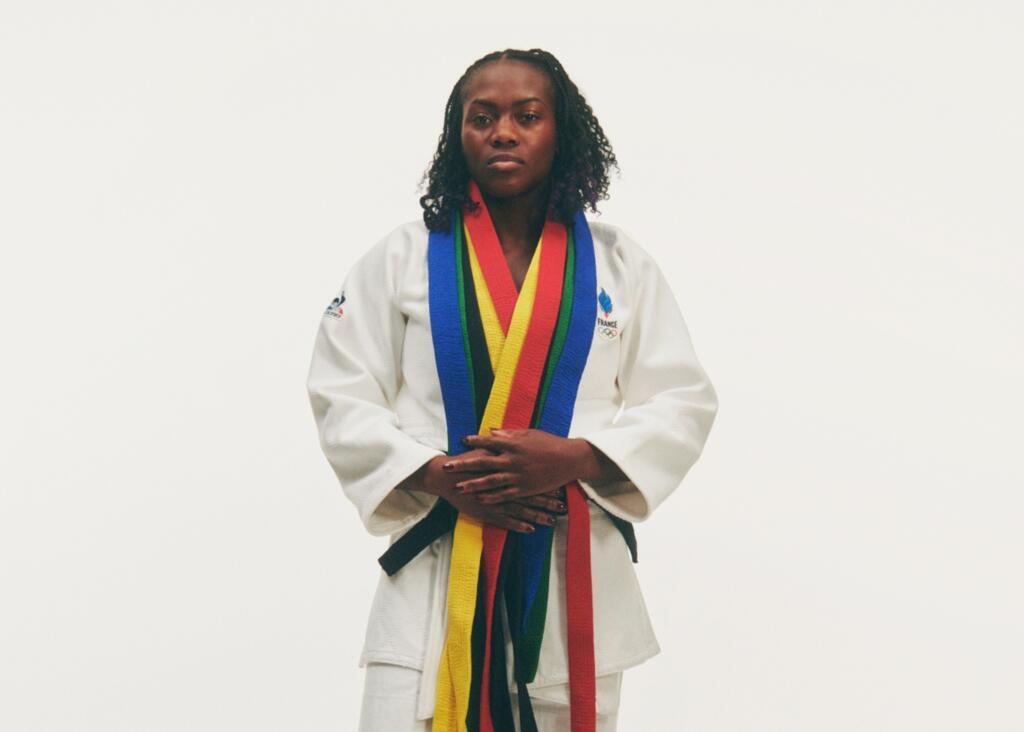 A judoca francesa Clarisse Agbegnenou com quimono de competição da fabricante de equipamentos Le Coq Sportif.