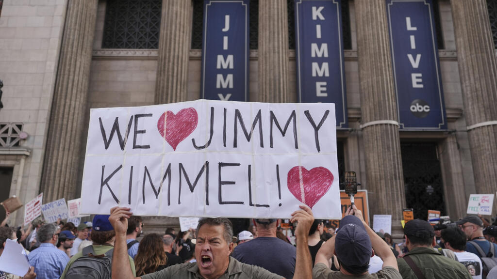 Oscar tient une pancarte devant le Capitan Entertainment Centre, où est enregistrée l'émission de fin de soirée « Jimmy Kimmel Live ! », le jeudi 18 septembre 2025, à Los Angeles. (Image d'illustration)