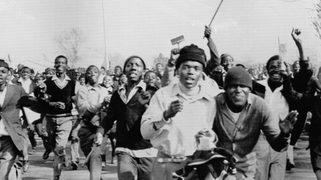 La volonté du gouvernement d'apartheid sud-africain d'imposer l'enseignement de l'Afrikaans a mis le feu au poudre: Soweto s'est embrasé le 16 juin 1976.