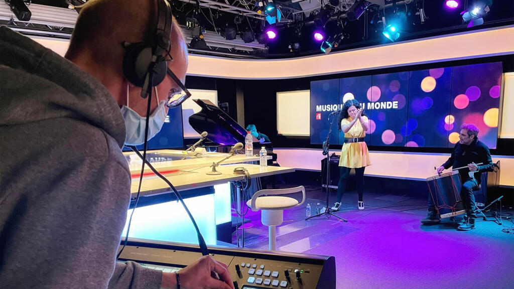 Mandy Lerouge ambiance studio à RFI.