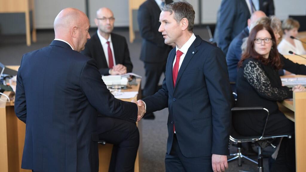 Le libéral Thomas Kemmerich (g.) est félicité par le leader régional du parti d’extrême droite Björn Höcke, le 5 février 2020.