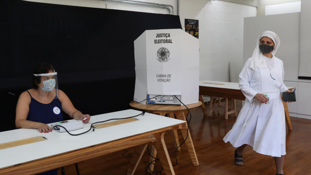 Eleitores de 57 municípios brasileiros, incluindo São Paulo e Rio de Janeiro, foram às urnas neste domingo (29) para o segundo turno das eleições municipais.