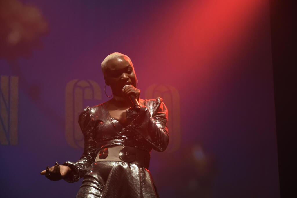 A cantora Pongo durante o concerto da 40ª edição da Trans Musicales de Rennes. 06 de dezembro de 2018