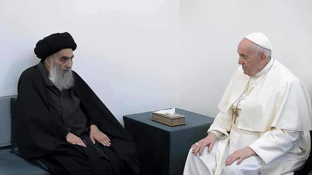 Le pape François (à droite) et le grand ayatollah Ali Sistani.