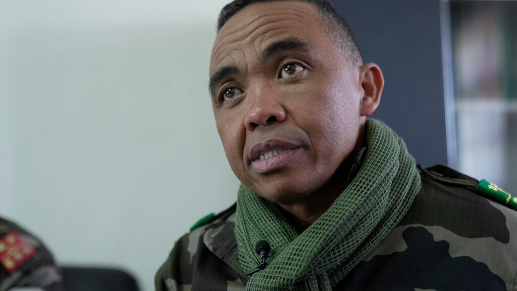 Le commandant de l'unité militaire CAPSAT, le colonel Michael Randrianirina, propulsé Chef de l'État de Madagascar, lors d'une interview avec l'Associated Press à Antananarivo, Madagascar, le mercredi 15 octobre 2025.